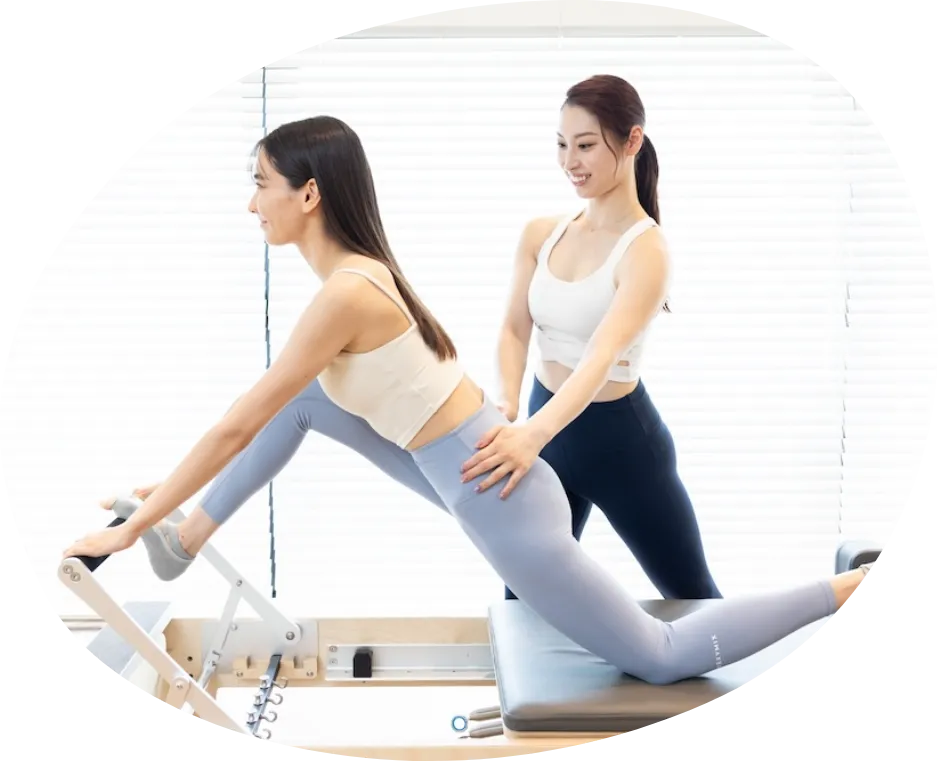 下北沢のピラティススタジオ Muniでマシンピラティスを行う女性