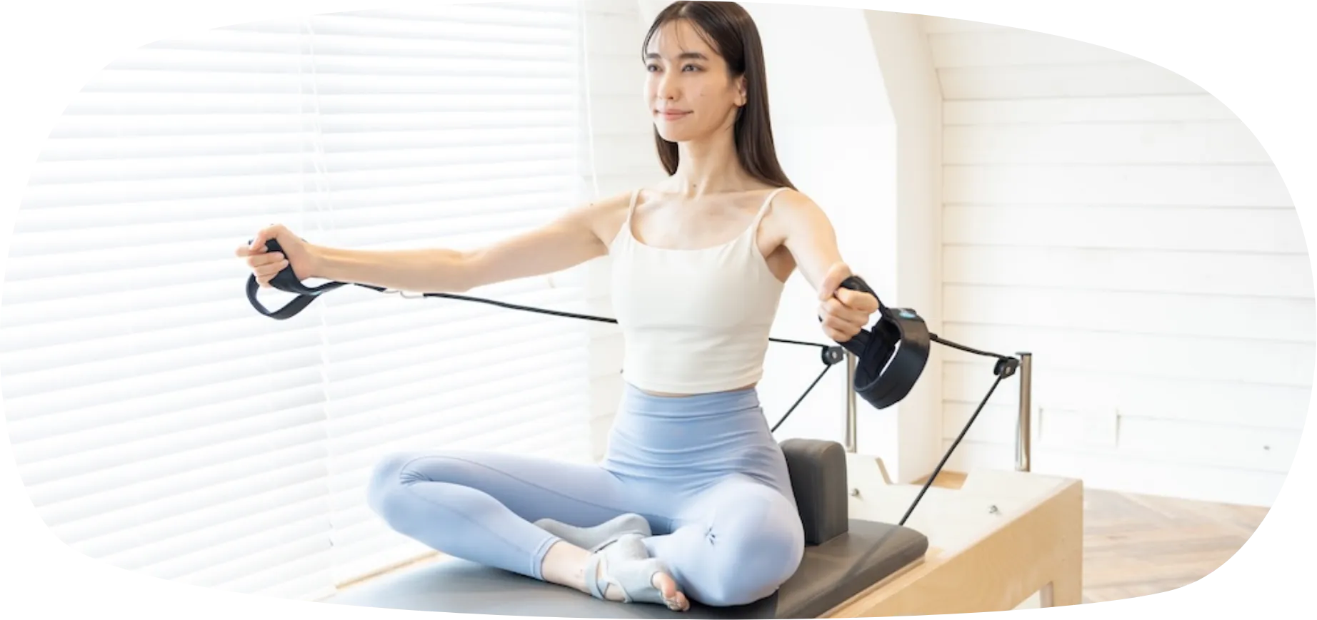 下北沢のピラティススタジオ Muniでマシンピラティスを行う女性