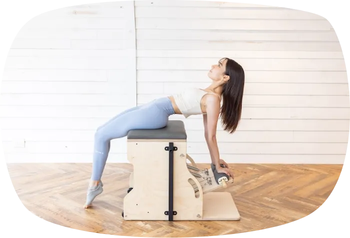 下北沢のピラティススタジオ Muniでリフォーマーを使いピラティスをする女性