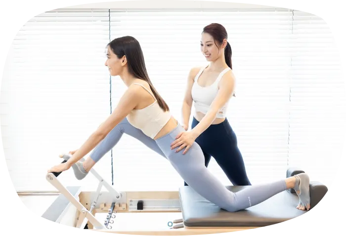 下北沢のピラティススタジオ Muniでリフォーマーを使いピラティスをする女性