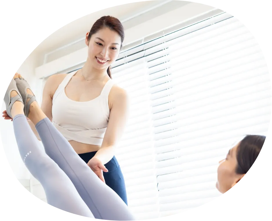 下北沢のピラティススタジオ Muniでマシンピラティスを行う女性