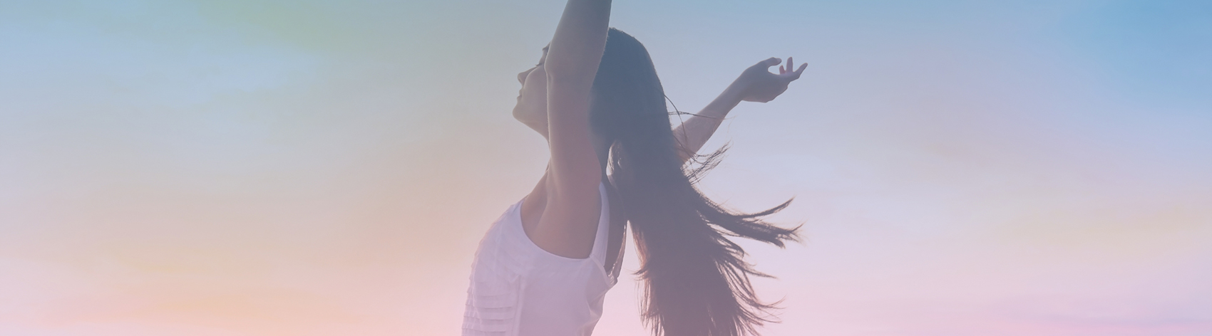 ピラティスによってリラックスし深呼吸する女性