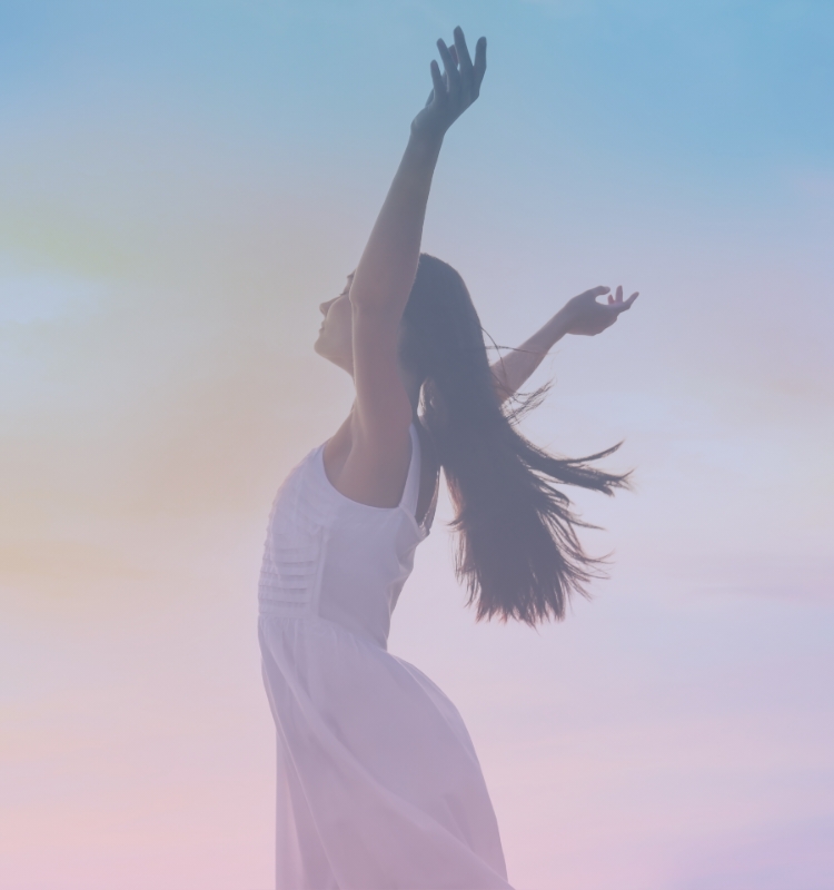 ピラティスによってリラックスし深呼吸する女性