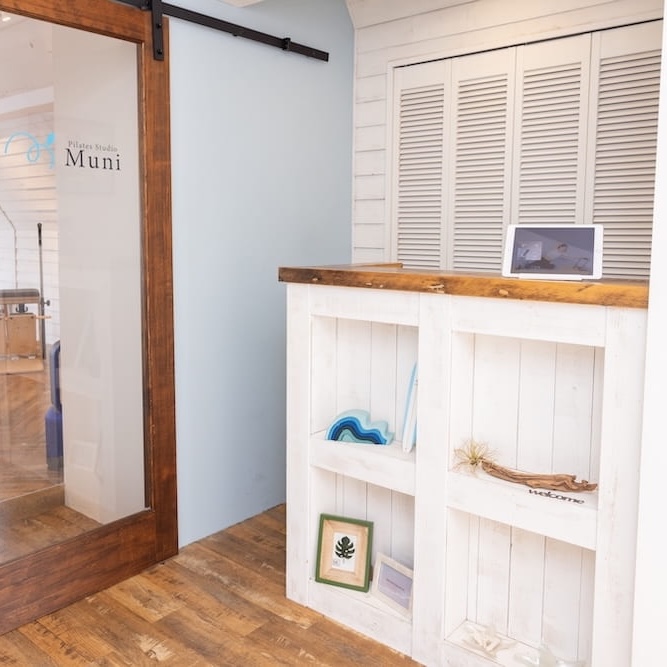 下北沢でピラティスマシンでトレーニングする女性