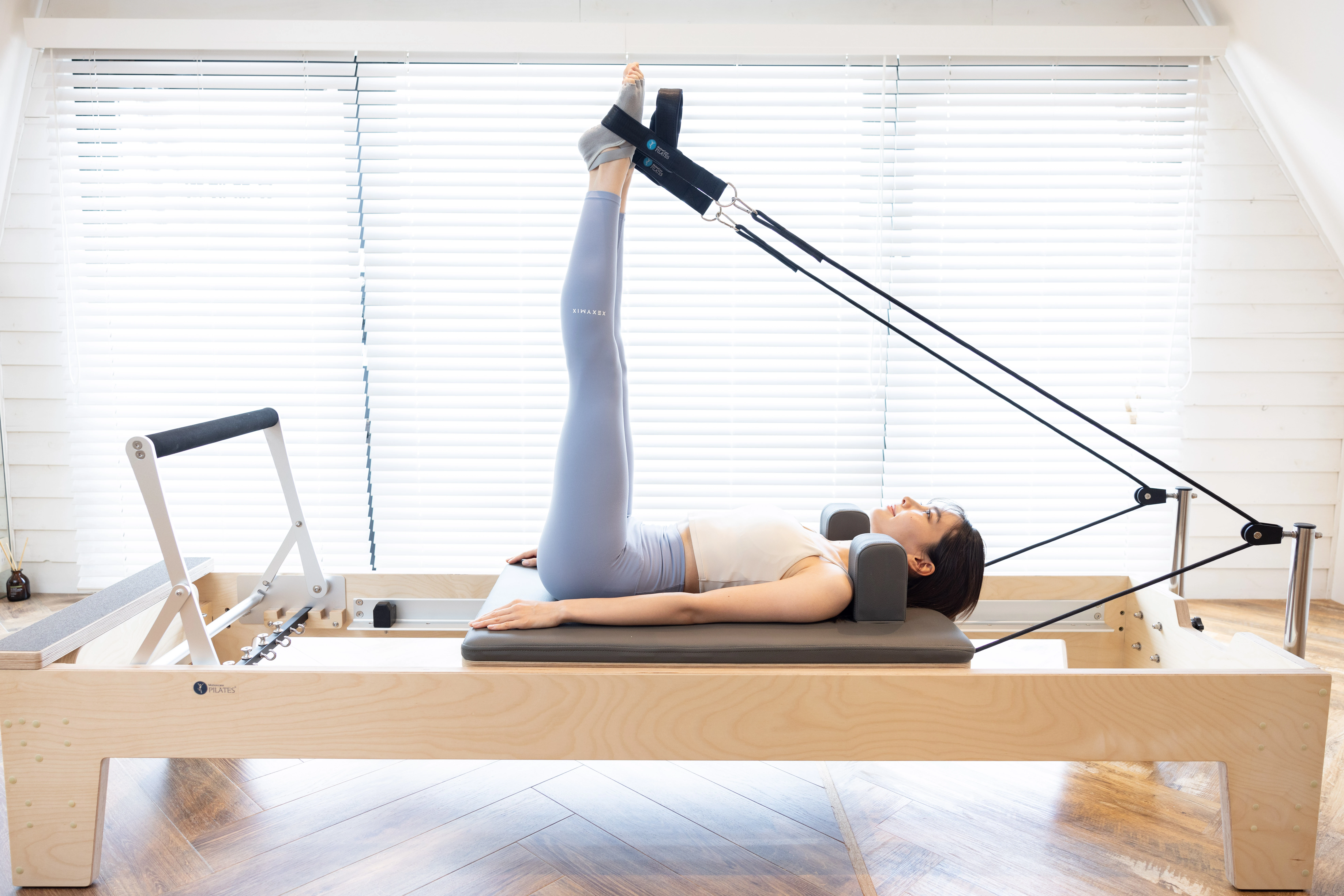 下北沢のピラティススタジオ Muniのリフォーマーレベル2プログラムを受ける女性