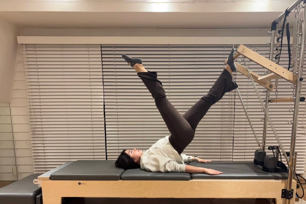 下北沢のピラティススタジオ Muniのタワーフリーを受ける女性