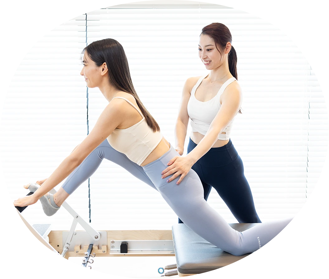 下北沢のピラティススタジオ Muniのリフォーマーレベル2プログラムを受ける女性