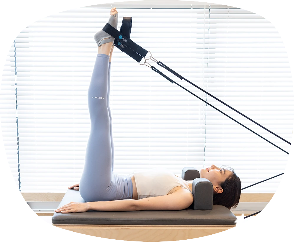 下北沢のピラティススタジオ Muniのリフォーマーレベル3プログラムを受ける女性