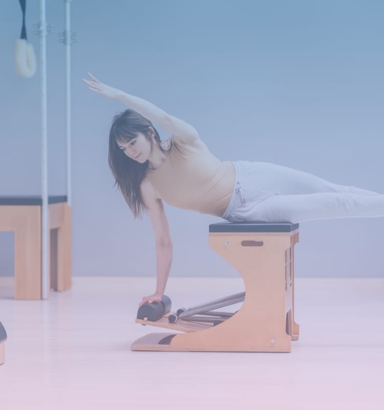 下北沢でピラティスをする女性