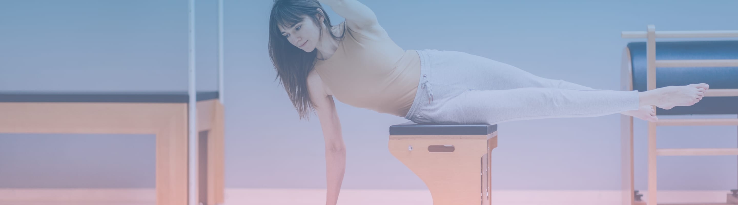 下北沢でピラティスをする女性