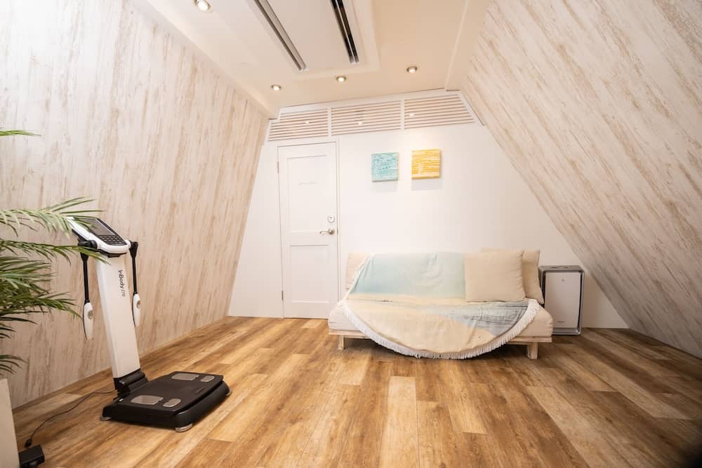 下北沢のピラティススタジオ Muniでマシンピラティスを行う女性