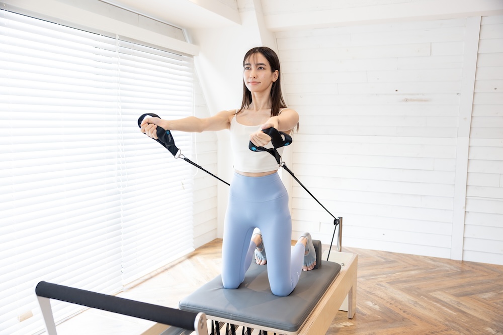 下北沢のピラティススタジオ Muniでマシンピラティスを行う女性