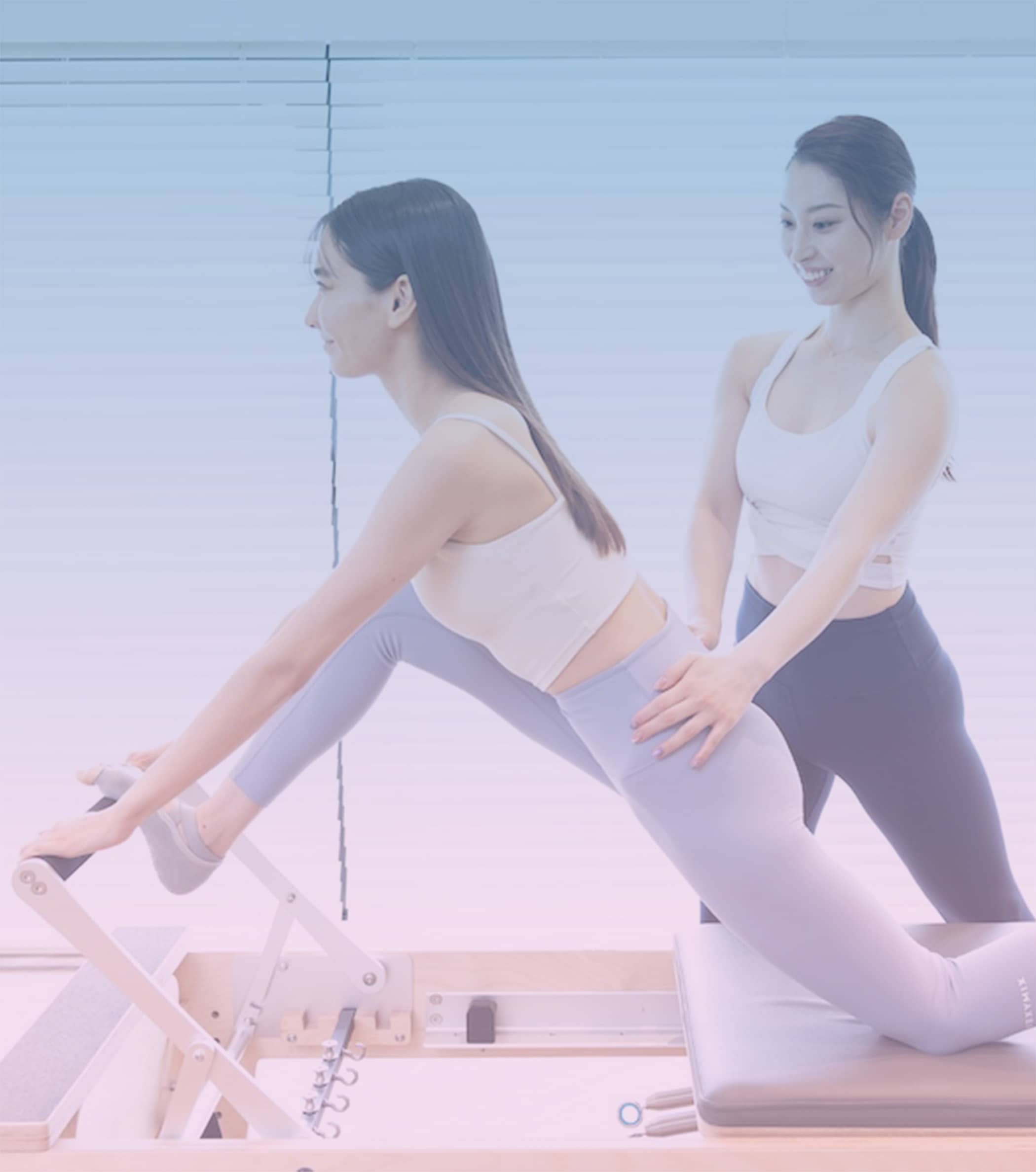 下北沢でマシンピラティスを行う女性