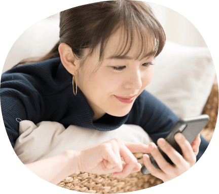 スマホで下北沢のピラティススタジオ Muniのトライアルレッスンの予約をする女性