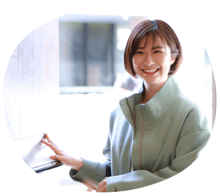 予約日にピラティススタジオ Muniに来店する女性