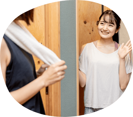 下北沢のピラティススタジオ Muniのトライアルレッスンのために更衣室へ案内される女性