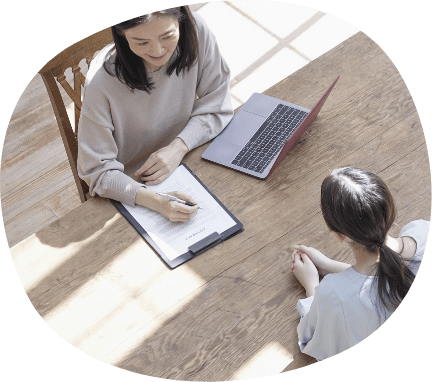 下北沢のピラティススタジオ Muniのトライアルレッスンのためにカウンセリングを受ける女性