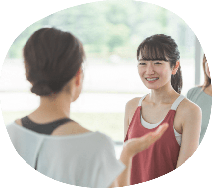 下北沢のピラティススタジオ Muniのトライアルレッスンを受け、レッスン後にフィードバックを受ける女性